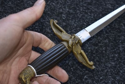 Lot 81 - A HUNGARIAN AIRFORCE OFFICER'S DAGGER