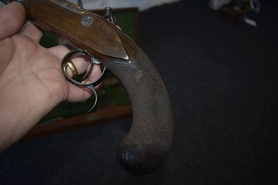 Lot 328 - A FINE QUALITY CASED PAIR OF 22-BORE GOLD INLAID FLINTLOCK DUELLING PISTOLS BY H.W. MORTIMER