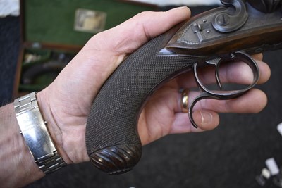 Lot 328 - A FINE QUALITY CASED PAIR OF 22-BORE GOLD INLAID FLINTLOCK DUELLING PISTOLS BY H.W. MORTIMER