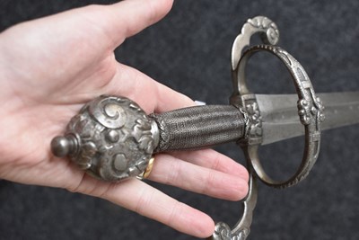 Lot 235 - A MID-17TH CENTURY DUTCH BROADSWORD FOR AN OFFICER OF THE AMSTERDAM TOWN GUARD