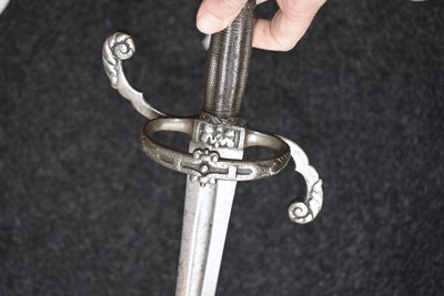 Lot 235 - A MID-17TH CENTURY DUTCH BROADSWORD FOR AN OFFICER OF THE AMSTERDAM TOWN GUARD