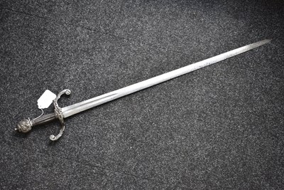 Lot 235 - A MID-17TH CENTURY DUTCH BROADSWORD FOR AN OFFICER OF THE AMSTERDAM TOWN GUARD