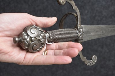 Lot 235 - A MID-17TH CENTURY DUTCH BROADSWORD FOR AN OFFICER OF THE AMSTERDAM TOWN GUARD