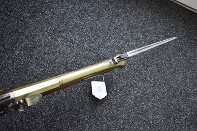 Lot 371 - A FLINTLOCK BAYONET BLUNDERBUSS BY MABSON & LABRON
