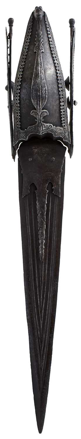 Lot 82 - A 17TH CENTURY INDIAN VIJAYANAGARA HOODED KATAR OR DAGGER