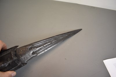 Lot 82 - A 17TH CENTURY INDIAN VIJAYANAGARA HOODED KATAR OR DAGGER
