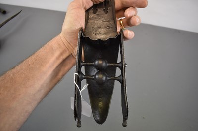 Lot 82 - A 17TH CENTURY INDIAN VIJAYANAGARA HOODED KATAR OR DAGGER
